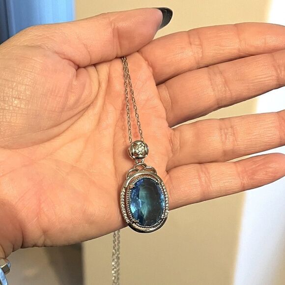 The Cassandra 925 necklace with blue cubic zirconia pendant - Picture 5 of 6